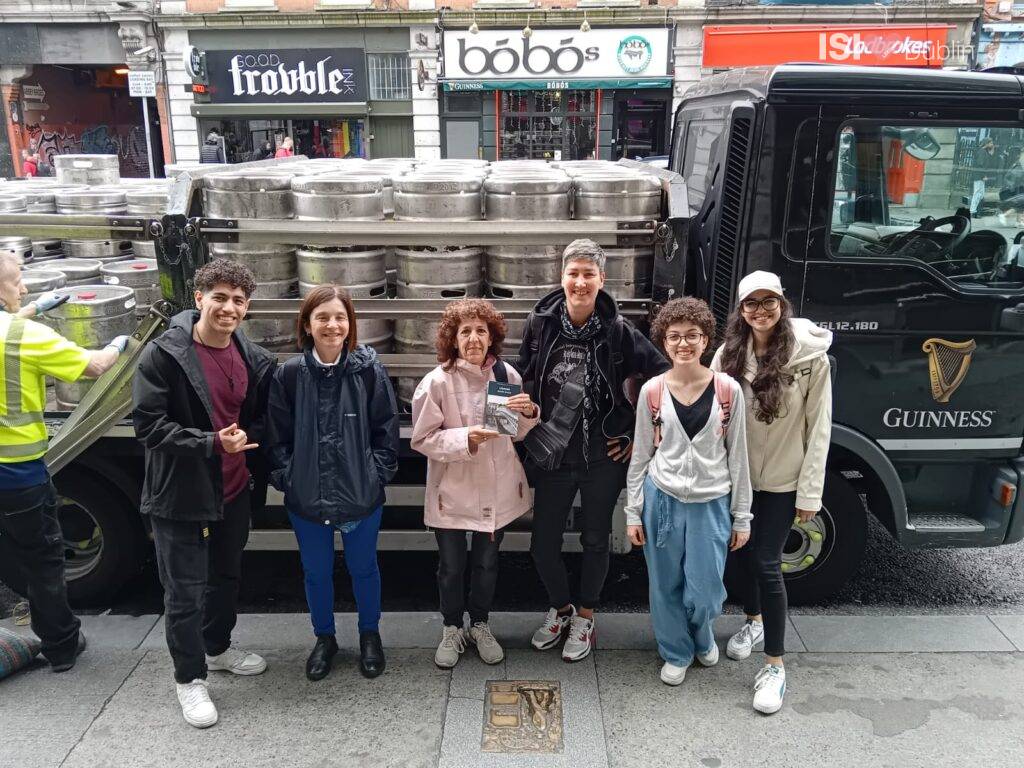 Nuestra profesora Edia (tercera por la izquierda) con sus alumnos ante las antiguas oficinas del Evening Telegraph.