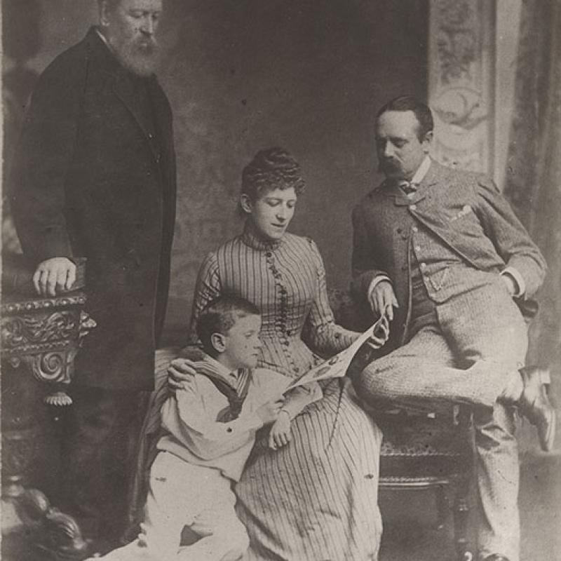 Fig. 2. Un joven James Joyce con su madre (May Murray Joyce) y su padre (John Stanislaus Joyce) a la derecha.