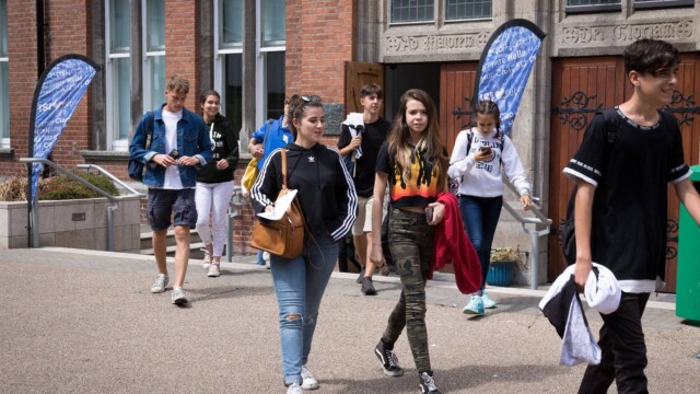Cour extérieure sécurisée L'été à l'école du Belvédère
