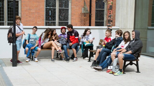 Cour extérieure sécurisée L'été à l'école du Belvédère