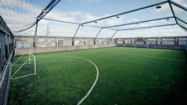 Terrain de sport extérieur L'été à l'école du Belvédère