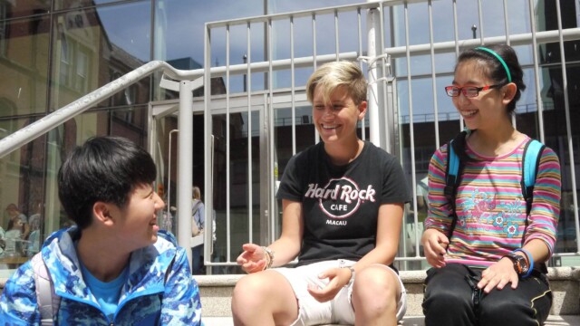 Cour extérieure sécurisée L'été à l'école du Belvédère
