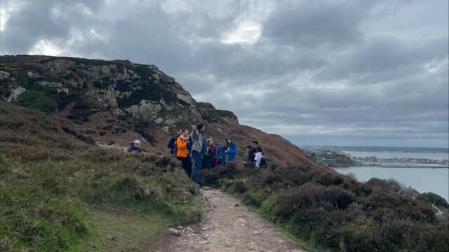 Juanita'nın ISI sosyal programı ile Howth'a Yolculuğu